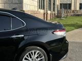 Toyota Camry 2019 года за 13 900 000 тг. в Алматы – фото 4