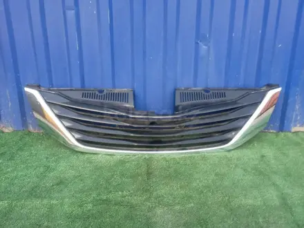 Решетка радиатора на Toyota Sienna XL30 за 60 000 тг. в Алматы