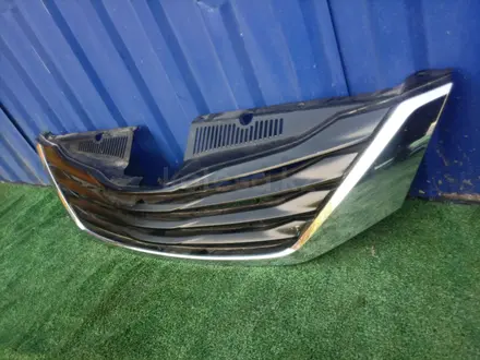 Решетка радиатора на Toyota Sienna XL30 за 60 000 тг. в Алматы – фото 2