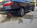 Toyota Camry 2017 года за 14 200 000 тг. в Шымкент – фото 2