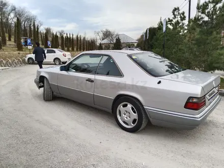 Mercedes-Benz E 220 1994 года за 2 900 000 тг. в Шымкент