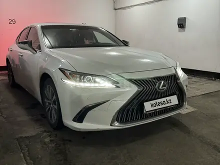 Lexus ES 250 2018 года за 18 700 000 тг. в Алматы – фото 2