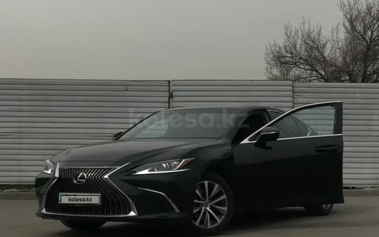 Lexus ES 250 2019 года за 18 000 000 тг. в Алматы