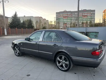 Mercedes-Benz E 280 1998 года за 3 800 000 тг. в Актобе – фото 5