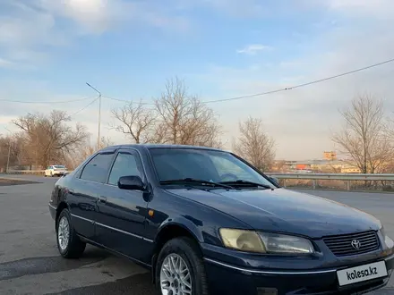 Toyota Camry 1997 года за 2 950 000 тг. в Алматы – фото 2