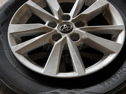Оригинальные диски от Тойота Камри с летними шинами за 200 000 тг. в Тараз – фото 5