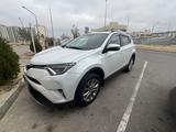Toyota RAV4 2018 года за 11 500 000 тг. в Актау