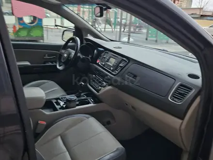 Kia Carnival 2015 года за 7 000 000 тг. в Актобе – фото 15