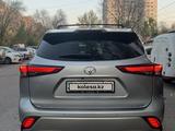 Toyota Highlander 2022 года за 27 700 000 тг. в Алматы – фото 2