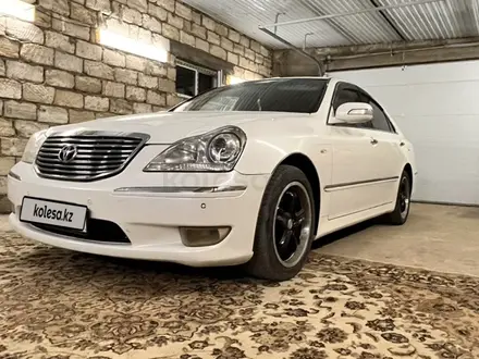 Toyota Crown Majesta 2004 года за 5 000 000 тг. в Атырау