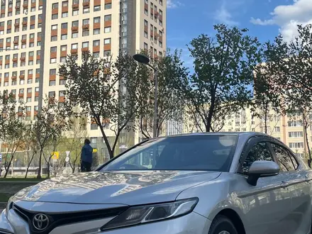 Toyota Camry 2018 года за 11 500 000 тг. в Астана – фото 3