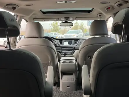 Kia Carnival 2015 года за 9 500 000 тг. в Алматы – фото 28