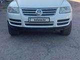 Volkswagen Touareg 2005 года за 4 100 000 тг. в Алматы – фото 2