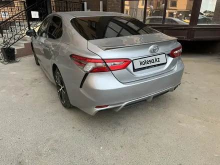 Toyota Camry 2019 года за 11 800 000 тг. в Уральск – фото 2