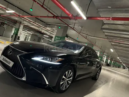 Lexus ES 250 2019 года за 18 900 000 тг. в Астана