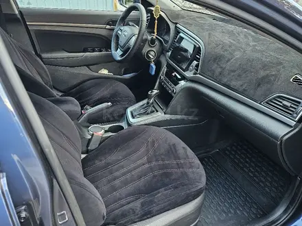 Hyundai Elantra 2018 года за 7 400 000 тг. в Атырау – фото 2