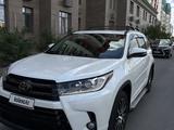 Toyota Highlander 2017 года за 13 000 000 тг. в Атырау