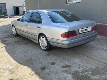 Mercedes-Benz E 280 1997 года за 2 200 000 тг. в Актау