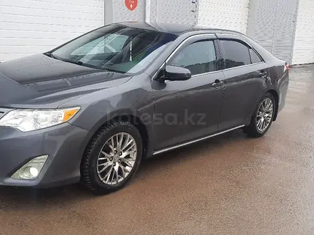 Toyota Camry 2012 года за 7 500 000 тг. в Актобе – фото 2