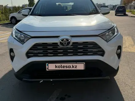 Toyota RAV4 2020 года за 14 000 000 тг. в Астана