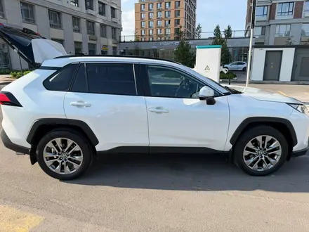 Toyota RAV4 2020 года за 14 000 000 тг. в Астана – фото 2