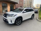 Toyota Highlander 2018 года за 17 900 000 тг. в Астана