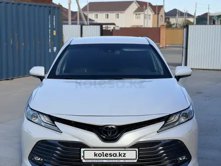 Toyota Camry 2018 года за 14 300 000 тг. в Атырау