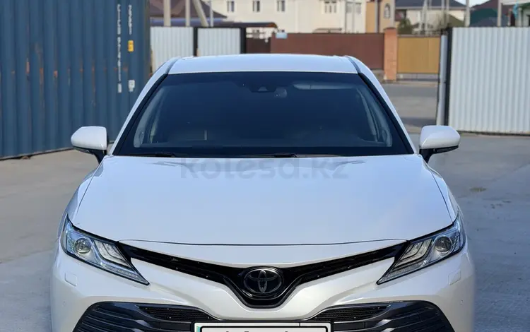 Toyota Camry 2018 года за 14 300 000 тг. в Атырау