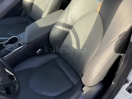 Toyota Camry 2018 года за 14 300 000 тг. в Атырау – фото 10