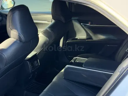 Toyota Camry 2018 года за 14 300 000 тг. в Атырау – фото 13