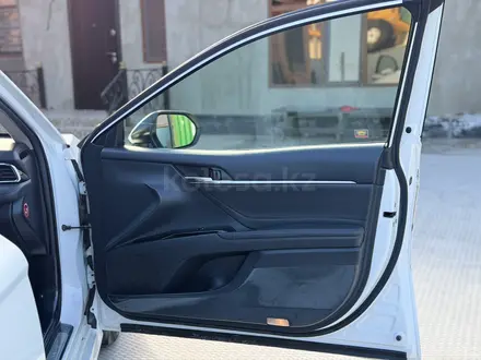 Toyota Camry 2018 года за 14 300 000 тг. в Атырау – фото 19
