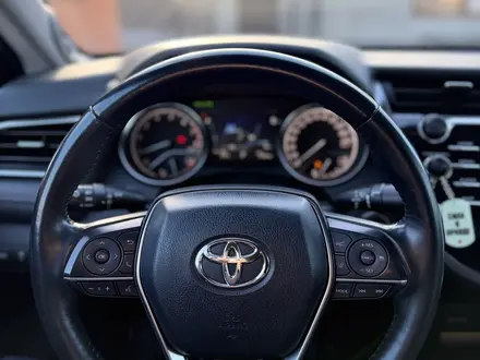 Toyota Camry 2018 года за 14 300 000 тг. в Атырау – фото 21