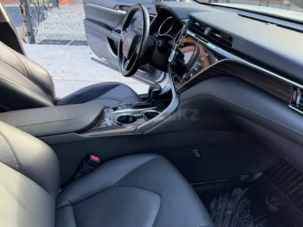 Toyota Camry 2018 года за 14 300 000 тг. в Атырау – фото 20