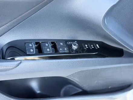 Toyota Camry 2018 года за 14 300 000 тг. в Атырау – фото 24