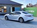 Toyota Camry 2018 года за 14 300 000 тг. в Атырау – фото 3
