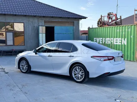 Toyota Camry 2018 года за 14 300 000 тг. в Атырау – фото 3
