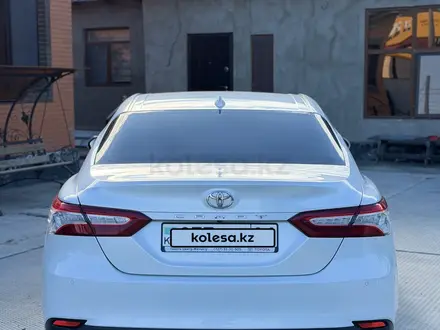 Toyota Camry 2018 года за 14 300 000 тг. в Атырау – фото 2