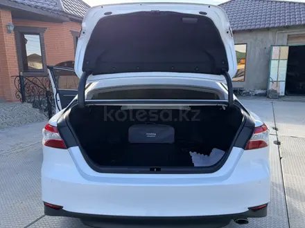 Toyota Camry 2018 года за 14 300 000 тг. в Атырау – фото 7