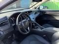 Toyota Camry 2018 года за 14 300 000 тг. в Атырау – фото 9