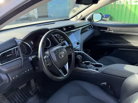 Toyota Camry 2018 года за 14 300 000 тг. в Атырау – фото 9