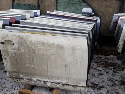 Дверь передняя правая за 12 100 тг. в Алматы