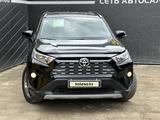 Toyota RAV4 2021 года за 16 850 000 тг. в Атырау – фото 2