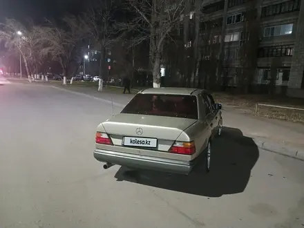 Mercedes-Benz E 260 1991 года за 2 100 000 тг. в Павлодар – фото 3