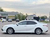 Toyota Camry 2018 года за 13 700 000 тг. в Алматы – фото 4
