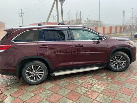 Toyota Highlander 2019 года за 17 000 000 тг. в Атырау – фото 2