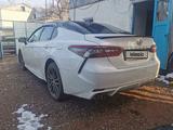 Toyota Camry 2021 года за 13 300 000 тг. в Алматы – фото 3