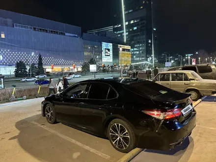 Toyota Camry 2018 года за 14 000 000 тг. в Алматы – фото 12