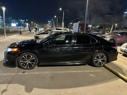 Toyota Camry 2018 года за 14 000 000 тг. в Алматы – фото 13