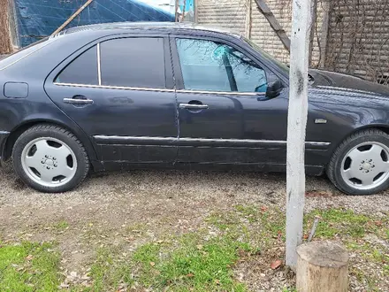 Mercedes-Benz E 200 1998 года за 2 000 000 тг. в Тараз