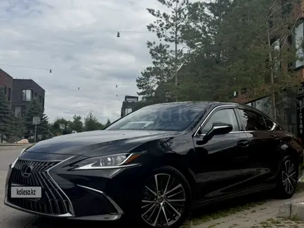 Lexus ES 250 2023 года за 25 500 000 тг. в Алматы